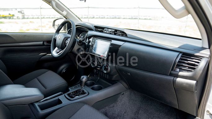 Новый Toyota Hilux VIII Рестайлинг, 2.4 л, 2025 в Дубае от Milele Серебристый цвет. Other | AUTO.AE