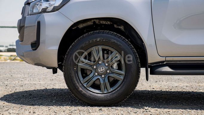 Новый Toyota Hilux VIII Рестайлинг, 2.4 л, 2025 в Дубае от Milele Серебристый цвет. Other | AUTO.AE