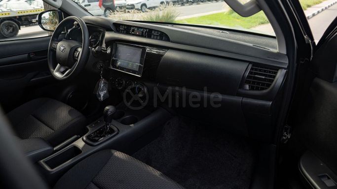 Новый Toyota Hilux VIII Рестайлинг, 2.7 л, 2025 в Дубае от Milele Черный цвет. Other | AUTO.AE