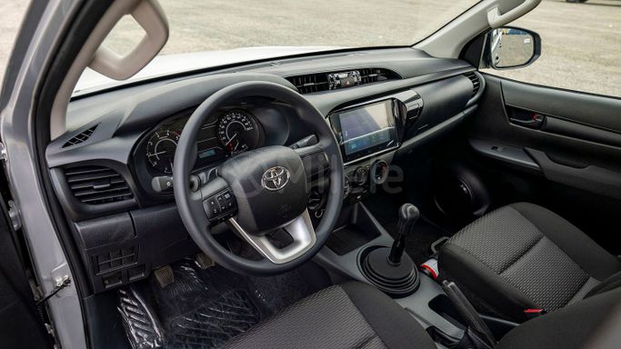 Новый Toyota Hilux VIII Рестайлинг, 2.4 л, 2025 в Дубае от Milele Серебристый цвет. Other | AUTO.AE