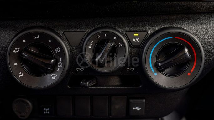 Новый Toyota Hilux VIII Рестайлинг, 2.4 л, 2025 в Дубае от Milele Серебристый цвет. Other | AUTO.AE