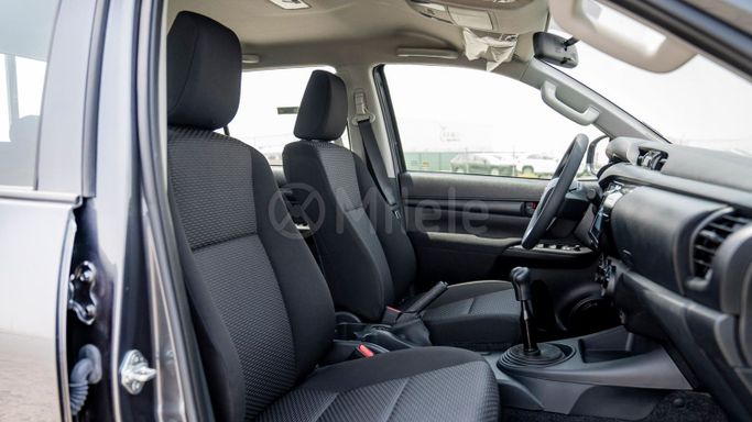 Новый Toyota Hilux VIII Рестайлинг, 2.4 л, 2025 в Дубае от Milele Серебристый цвет. Other | AUTO.AE