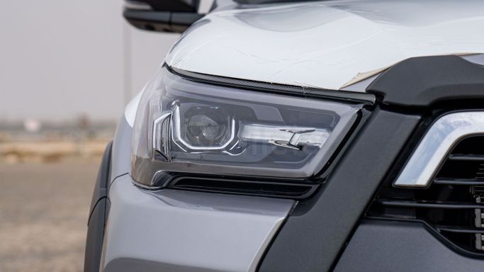 Новый Toyota Hilux VIII Рестайлинг, 2.8 л, 2024 в Дубае от Milele Серебристый цвет. Other | AUTO.AE