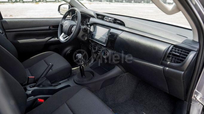 Новый Toyota Hilux VIII Рестайлинг, 2.4 л, 2024 в Дубае от Milele Серебристый цвет. Other | AUTO.AE