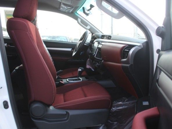 Новый Toyota Hilux VIII Рестайлинг, 2.8 л, 2024 в Дубае от Titanum Cars Белый цвет. Other | AUTO.AE