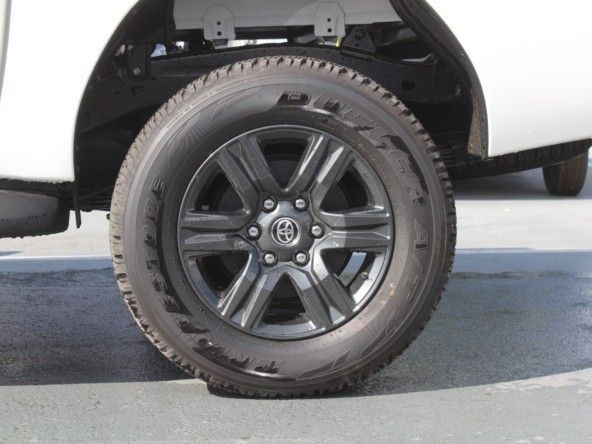 Новый Toyota Hilux VIII Рестайлинг, 2.8 л, 2024 в Дубае от Titanum Cars Белый цвет. Other | AUTO.AE