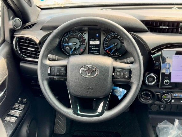 Новый Toyota Hilux VIII Рестайлинг, 4.0 л, 2025 в Дубае от Titanum Cars Черный цвет. Other | AUTO.AE
