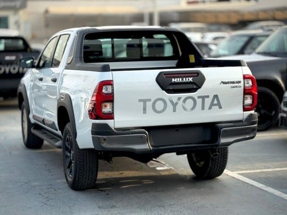 Новый Toyota Hilux VIII Рестайлинг, 4.0 л, 2025 в Дубае от Titanum Cars Белый цвет. GCC | AUTO.AE