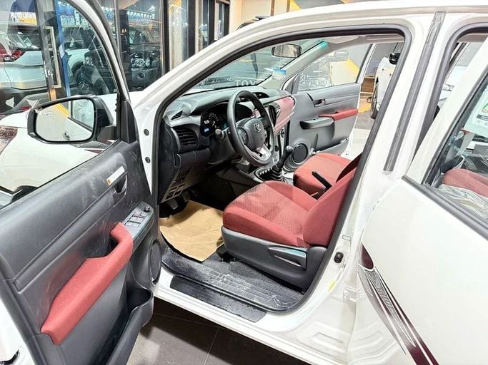 Новый Toyota Hilux VIII Рестайлинг, 2.4 л, 2025 в Дубае от BANIYAS CARS SHOWROOM Белый цвет. GCC | AUTO.AE