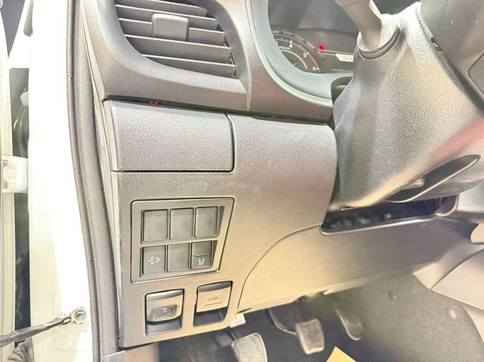 Новый Toyota Hilux VIII Рестайлинг, 2.4 л, 2025 в Дубае от BANIYAS CARS SHOWROOM Белый цвет. GCC | AUTO.AE