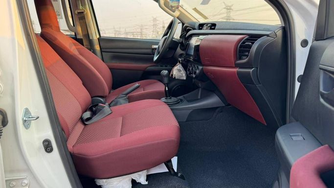 Новый Toyota Hilux VIII Рестайлинг, 2.4 л, 2025 в Дубае от MENAMOTORS Белый цвет. GCC | AUTO.AE