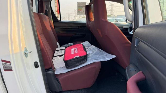 Новый Toyota Hilux VIII Рестайлинг, 2.4 л, 2025 в Дубае от MENAMOTORS Белый цвет. GCC | AUTO.AE