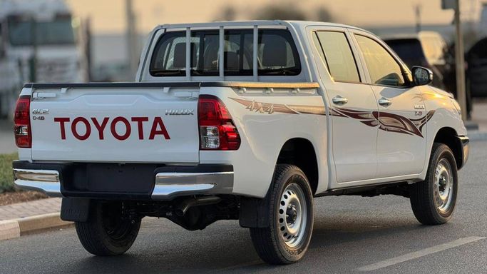 Новый Toyota Hilux VIII Рестайлинг, 2.4 л, 2025 в Дубае от MENAMOTORS Белый цвет. GCC | AUTO.AE