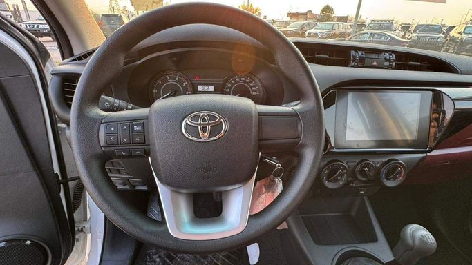 Новый Toyota Hilux VIII Рестайлинг, 2.4 л, 2025 в Дубае от MENAMOTORS Белый цвет. GCC | AUTO.AE