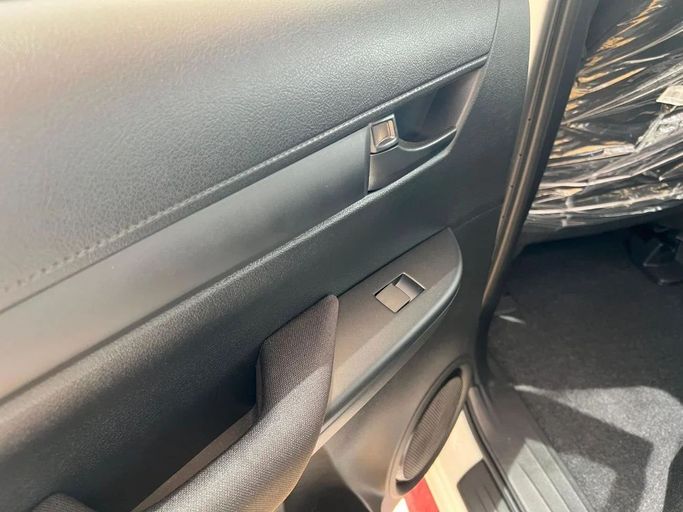 Новый Toyota Hilux Extra Cab VIII Рестайлинг, 2.4 л, 2025 в Дубае от My Way Motors Белый цвет. Other | AUTO.AE