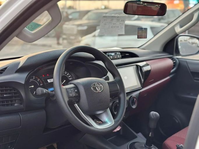 Новый Toyota Hilux Extra Cab VIII Рестайлинг, 2.4 л, 2025 в Дубае от Pegasus Automobile Белый цвет. GCC | AUTO.AE