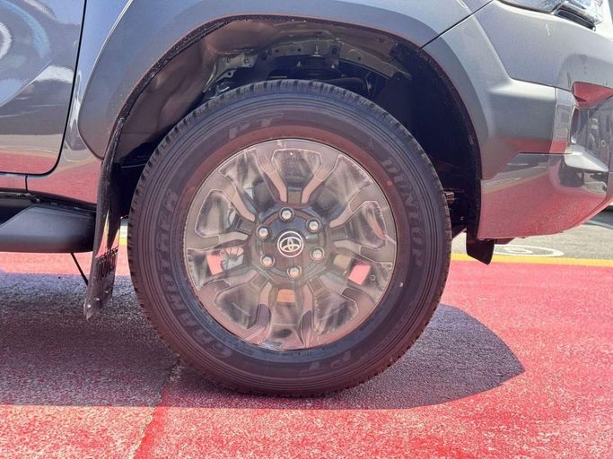 Новый Toyota Hilux VIII Рестайлинг, 4.0 л, 2025 в Дубае от Allied Motors Серый цвет. GCC | AUTO.AE