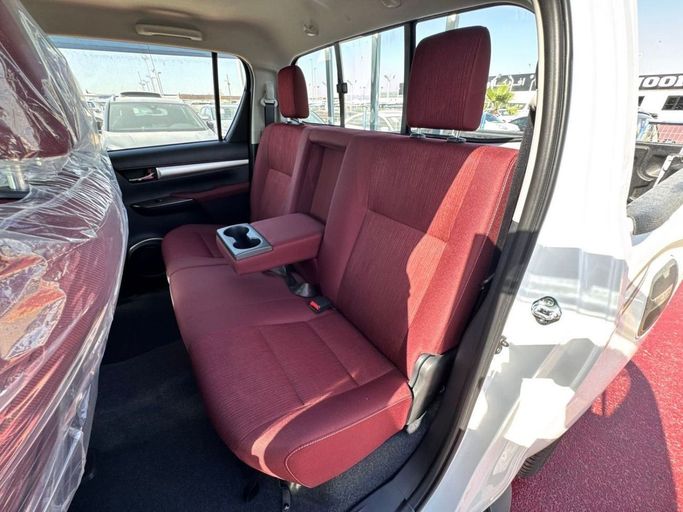 Новый Toyota Hilux VIII Рестайлинг 2, 2.8 л, 2025 в Дубае от Allied Motors Белый цвет. GCC | AUTO.AE