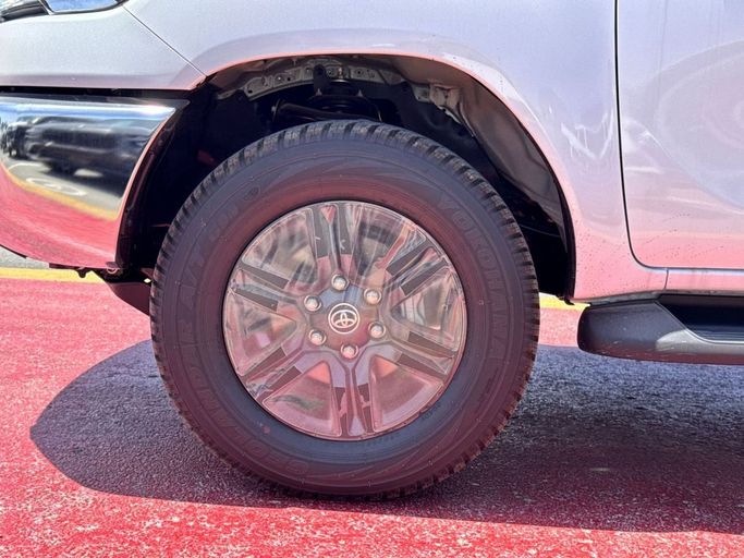 Новый Toyota Hilux VIII Рестайлинг 2, 2.8 л, 2025 в Дубае от Allied Motors Белый цвет. GCC | AUTO.AE