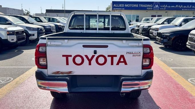 Новый Toyota Hilux VIII Рестайлинг 2, 2.8 л, 2025 в Дубае от Allied Motors Белый цвет. GCC | AUTO.AE