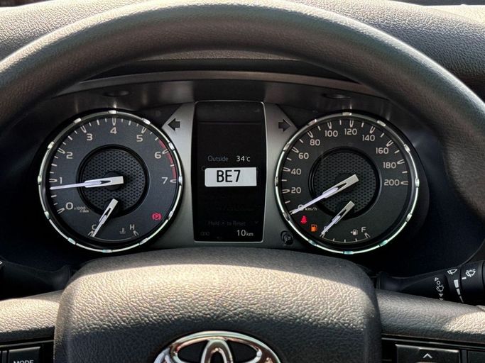 Новый Toyota Hilux VIII Рестайлинг 2, 2.8 л, 2025 в Дубае от Allied Motors Белый цвет. GCC | AUTO.AE