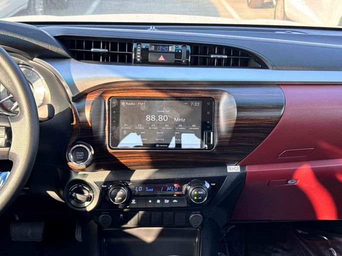 Новый Toyota Hilux VIII Рестайлинг, 2.8 л, 2025 в Дубае от Allied Motors Белый цвет. GCC | AUTO.AE