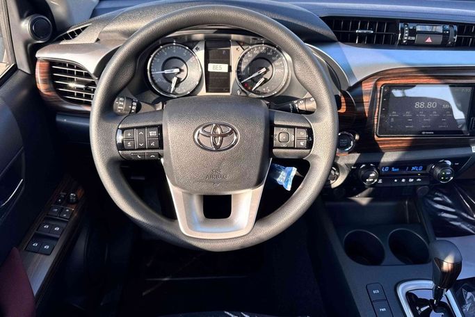 Новый Toyota Hilux VIII Рестайлинг, 2.8 л, 2025 в Дубае от Allied Motors Белый цвет. GCC | AUTO.AE