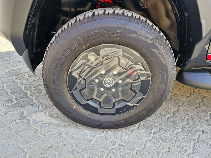 Новый Toyota Hilux VIII Рестайлинг, 4.0 л, 2025 в Дубае от Allied Motors Черный цвет. GCC | AUTO.AE