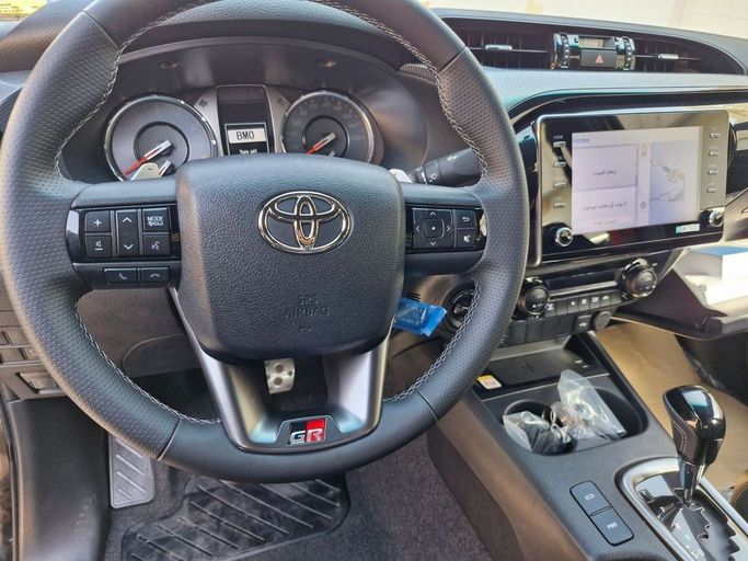 Новый Toyota Hilux VIII Рестайлинг, 4.0 л, 2025 в Дубае от Allied Motors Черный цвет. GCC | AUTO.AE