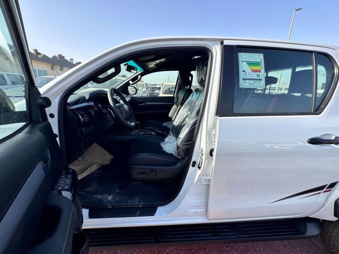 Новый Toyota Hilux VIII Рестайлинг, 4.0 л, 2025 в Дубае от Allied Motors Белый цвет. GCC | AUTO.AE