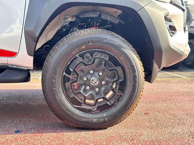 Новый Toyota Hilux VIII Рестайлинг, 4.0 л, 2025 в Дубае от Allied Motors Белый цвет. GCC | AUTO.AE