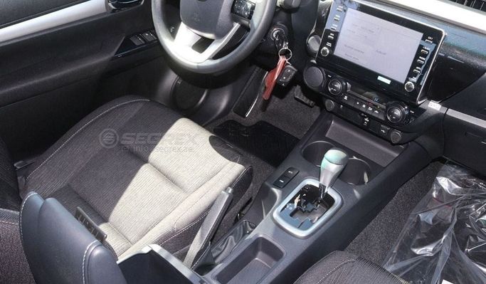 Новый Toyota Hilux VIII Рестайлинг, 2.7 л, 2025 в Дубае от Segrex Auto Черный цвет. GCC | AUTO.AE