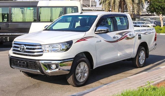 Новый Toyota Hilux VIII Рестайлинг, 2.7 л, 2025 в Дубае от Segrex Auto Белый цвет. GCC | AUTO.AE