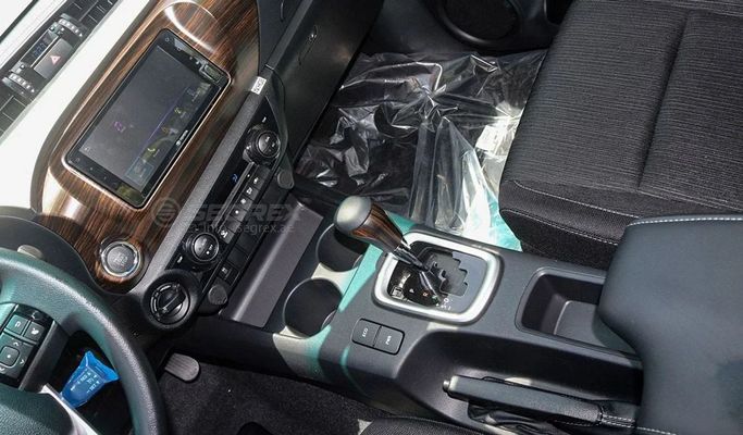 Новый Toyota Hilux VIII Рестайлинг 2, 2.7 л, 2025 в Дубае от Segrex Auto Черный цвет. GCC | AUTO.AE