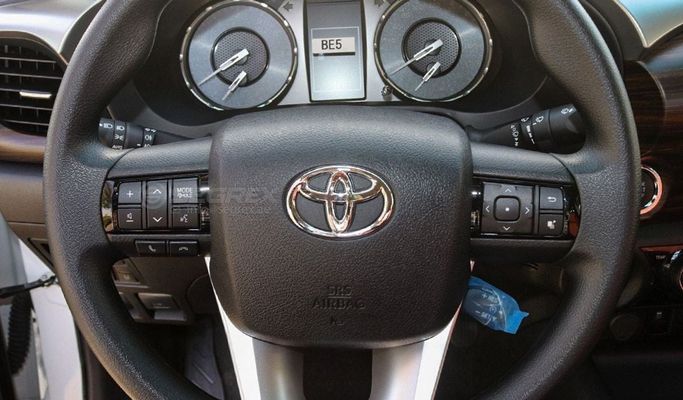 Новый Toyota Hilux VIII Рестайлинг, 2.7 л, 2025 в Дубае от Segrex Auto Белый цвет. GCC | AUTO.AE