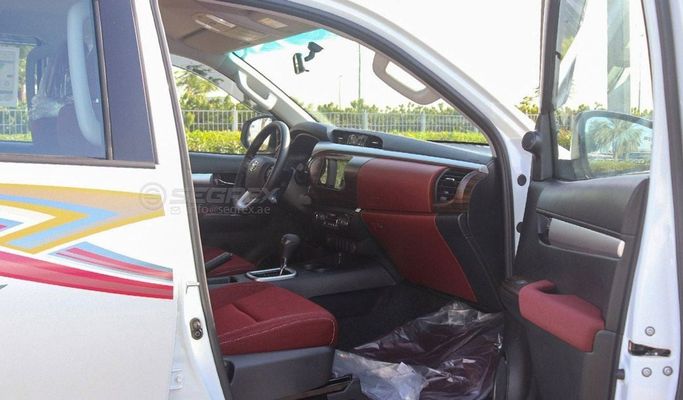 Новый Toyota Hilux VIII Рестайлинг, 2.7 л, 2025 в Дубае от Segrex Auto Белый цвет. GCC | AUTO.AE