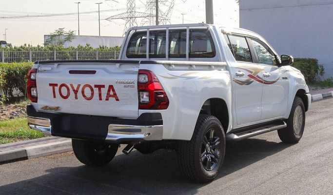 Новый Toyota Hilux VIII Рестайлинг, 2.7 л, 2025 в Дубае от Segrex Auto Белый цвет. GCC | AUTO.AE