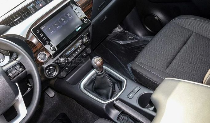 Новый Toyota Hilux VIII Рестайлинг, 2.7 л, 2025 в Дубае от Segrex Auto Черный цвет. GCC | AUTO.AE