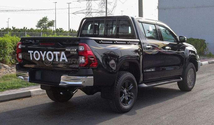 Новый Toyota Hilux VIII Рестайлинг, 2.7 л, 2025 в Дубае от Segrex Auto Черный цвет. GCC | AUTO.AE