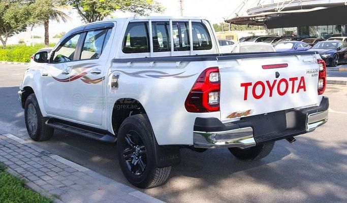 Новый Toyota Hilux VIII Рестайлинг, 2.7 л, 2025 в Дубае от Segrex Auto Белый цвет. GCC | AUTO.AE