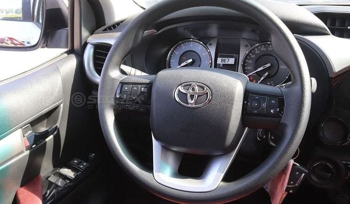 Новый Toyota Hilux VIII Рестайлинг, 2.7 л, 2025 в Дубае от Segrex Auto Белый цвет. GCC | AUTO.AE