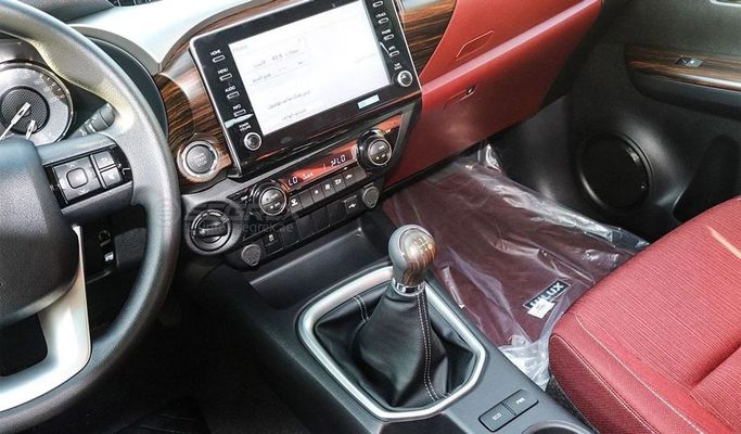 Новый Toyota Hilux VIII Рестайлинг, 2.7 л, 2025 в Дубае от Segrex Auto Белый цвет. GCC | AUTO.AE