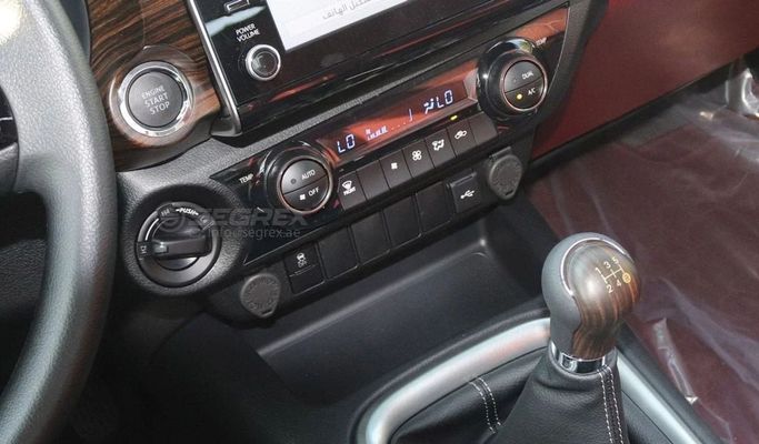 Новый Toyota Hilux VIII Рестайлинг, 2.7 л, 2025 в Дубае от Segrex Auto Белый цвет. GCC | AUTO.AE
