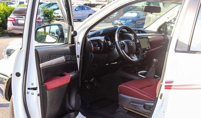 Новый Toyota Hilux VIII Рестайлинг, 2.7 л, 2025 в Дубае от Segrex Auto Белый цвет. GCC | AUTO.AE