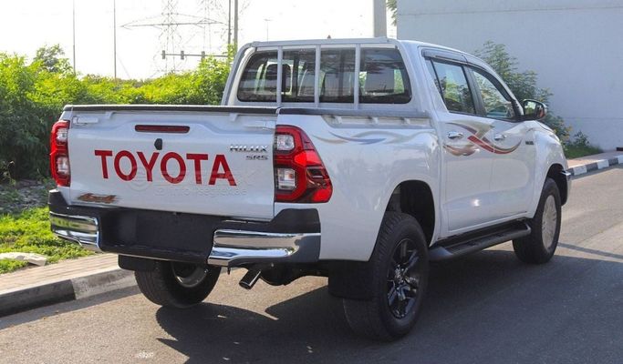Новый Toyota Hilux VIII Рестайлинг, 2.7 л, 2025 в Дубае от Segrex Auto Белый цвет. GCC | AUTO.AE