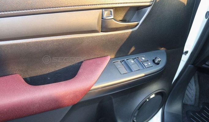 Новый Toyota Hilux VIII Рестайлинг, 2.7 л, 2025 в Дубае от Segrex Auto Белый цвет. GCC | AUTO.AE