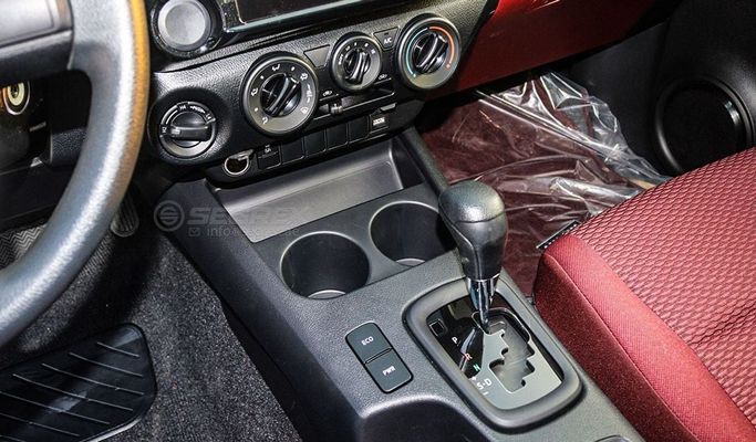 Новый Toyota Hilux VIII Рестайлинг, 2.7 л, 2025 в Дубае от Segrex Auto Белый цвет. GCC | AUTO.AE