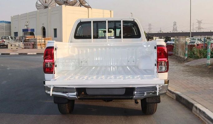 Новый Toyota Hilux VIII Рестайлинг, 2.7 л, 2025 в Дубае от Segrex Auto Белый цвет. GCC | AUTO.AE