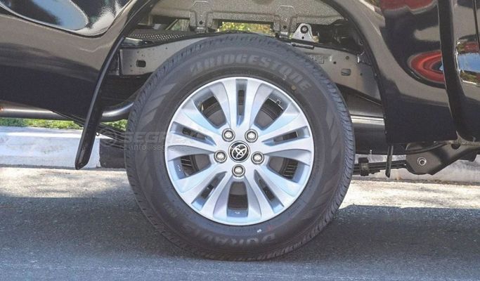 Новый Toyota Hilux VIII Рестайлинг, 2.7 л, 2025 в Дубае от Segrex Auto Черный цвет. GCC | AUTO.AE