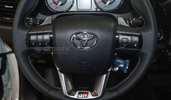Новый Toyota Hilux VIII Рестайлинг, 4.0 л, 2025 в Дубае от Segrex Auto Белый цвет. GCC | AUTO.AE